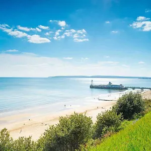 Spacious 4 Bed Rooms, Parking, Garden And Near Parks, Beaches And Bournemouth