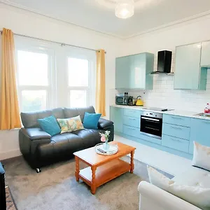 Flat-c, 4 Adults, 20 Mins To Beach, Netflix, Wifi, Sleeps 4 Adults Bournemouth