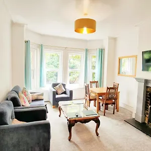 Flat-b, 4 Adults, 20 Mins To Beach, Netflix, Wifi, Sleeps 4 Adults Bournemouth