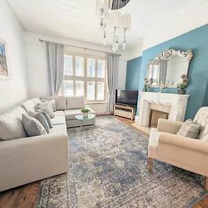 Large Family Apartment, Walking Distance To With Private Garden & Parking Bournemouth